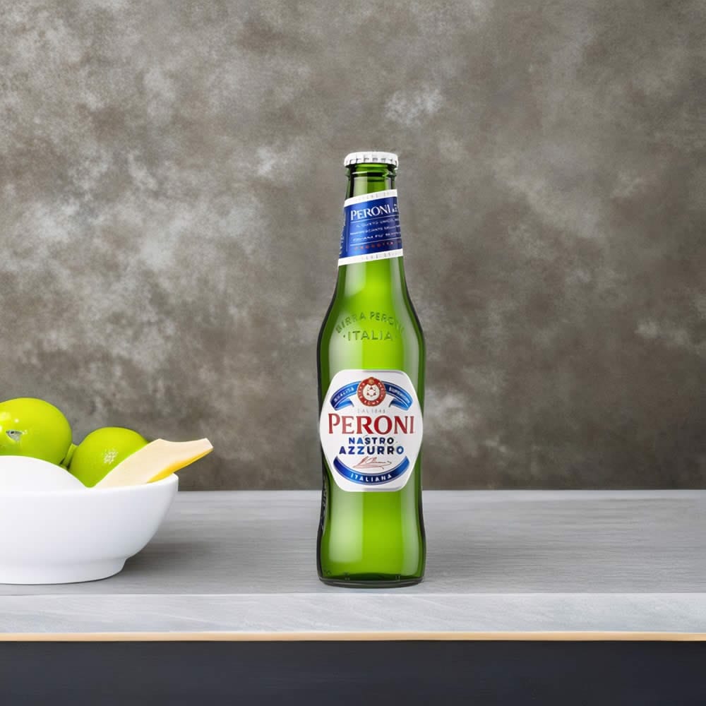 Cerveza Peroni Nastro Azzurro sobre barra con limón